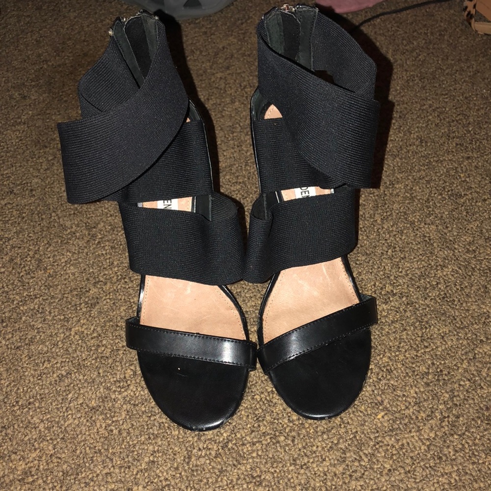 Black elastic strappy zipper heels